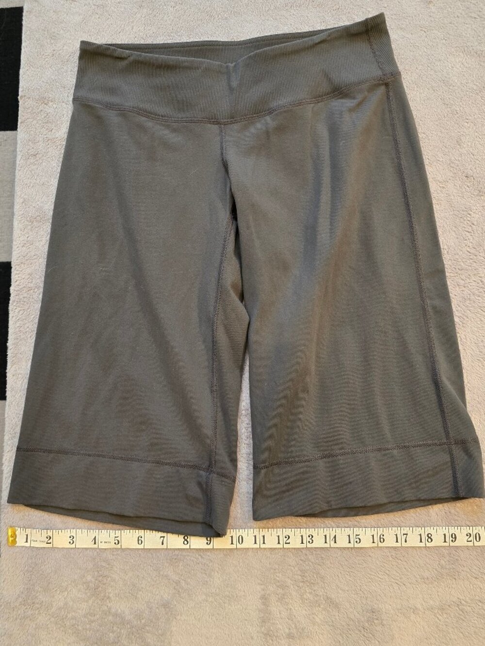 Lululemon athletica bermuda/bike length Yoga shorts